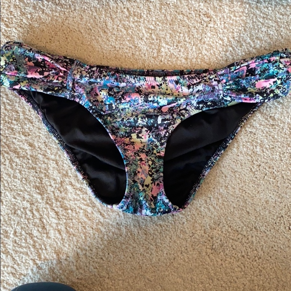 Bikini - Picture 2 of 6